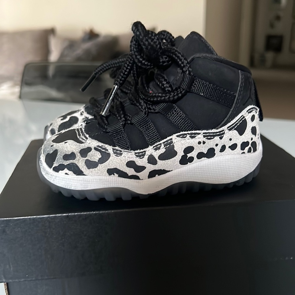 JORDAN 11 RETRO - 6C TODDLER BLACK / GYM RED / SAIL WHITE - Picture 6 of 11